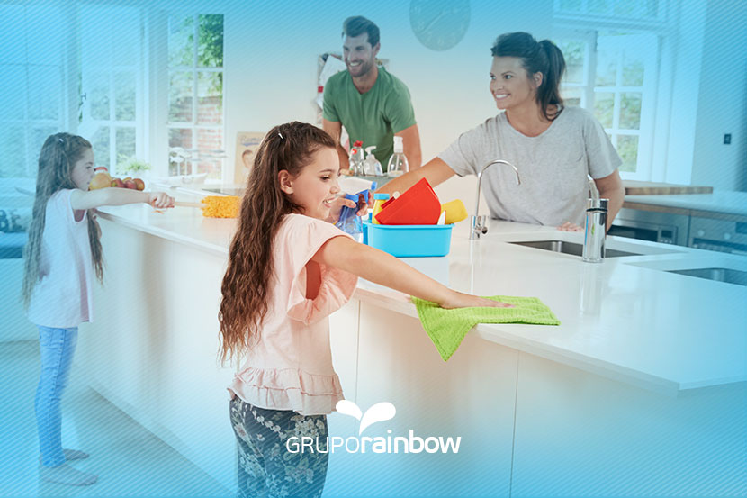 Mantenha sua casa limpa durante as férias. Saiba como evitar o acúmulo de sujeira em sua casa durante as férias de verão