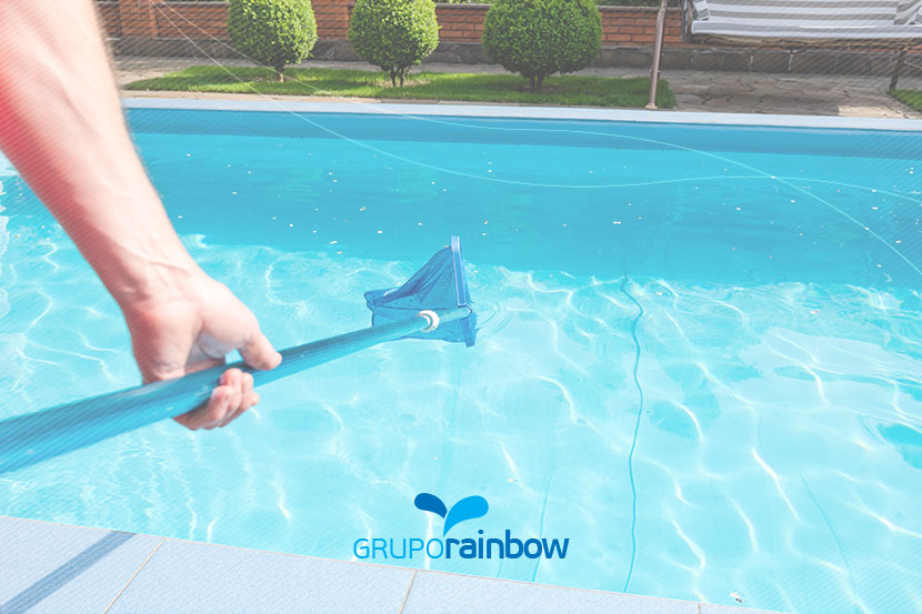 Como manter a piscina limpa durante as férias de verão. 5 dicas fáceis para manter sua piscina impecável