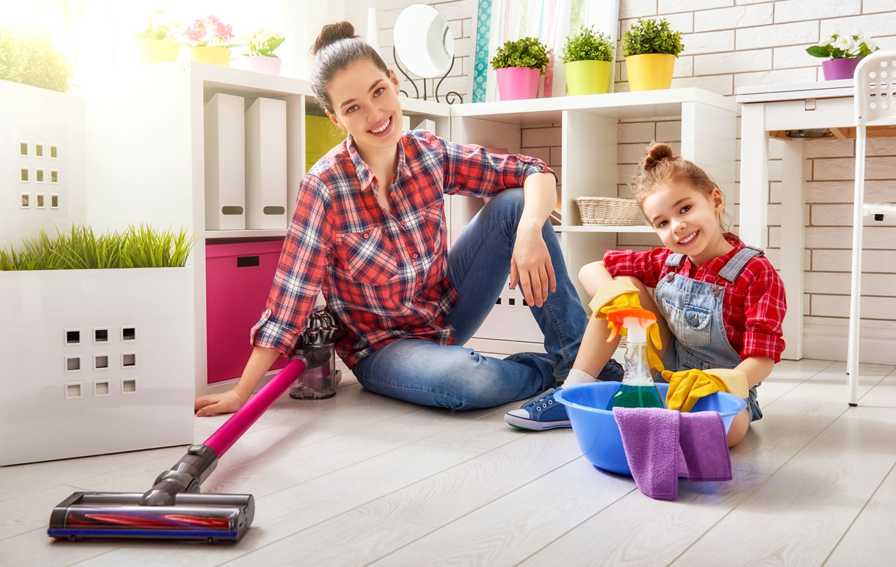 Saiba como envolver as crianças na limpeza de casa